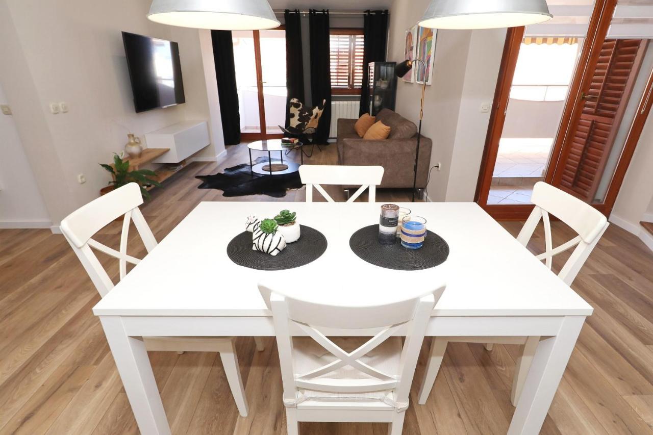 Apartments "Villa Antisin" With Heated Pool Zadar Eksteriør bilde