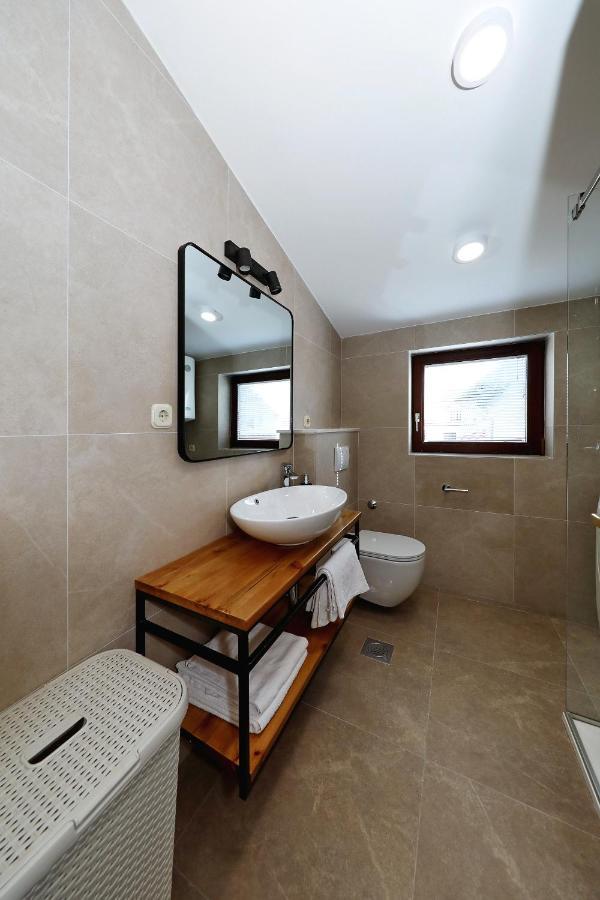 Apartments "Villa Antisin" With Heated Pool Zadar Eksteriør bilde